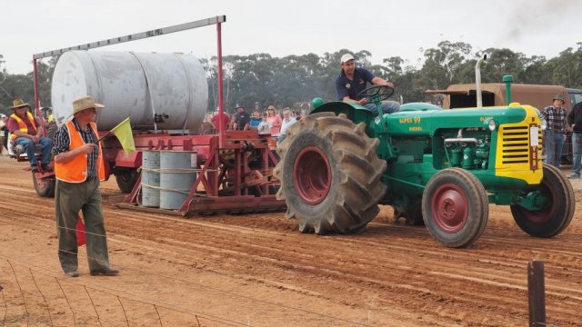 phoca thumb m 2017 rheola carnival tractor pull 5